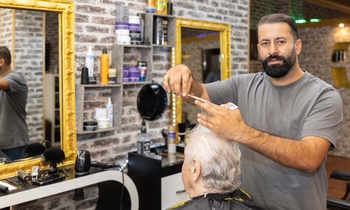 Salon-Inhaber Civan Ibrahim bietet für Tafel-Kundinnen Gratis-Haarschnitte an. 