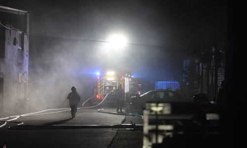 Am Donnerstagabend kam es in einer Halle in Thiede zu einem Feuer.