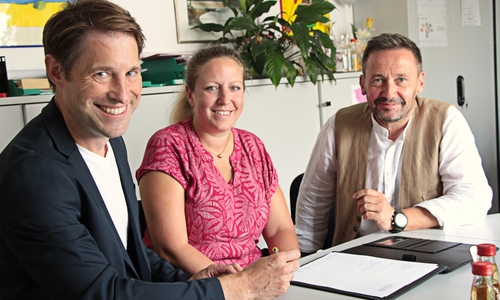 Das neue Team des BOHE M E Projekts: Christoph Guder (Luchs Akademie), Anne Rach (Projektleiterin) und Thomas Derer (Luchs Akademie) bei der Unterzeichnung der Vereinbarung  (v. li.).