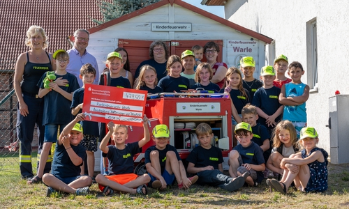Die Kinderfeuerwehr Warle freut sich über die neuen Anschaffungen.