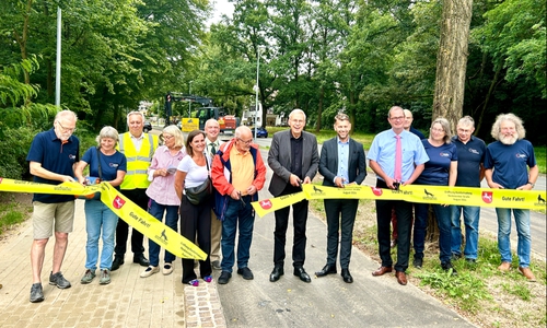 Oberbürgermeister Dennis Weilmann und Erster Stadtrat und Baudezernent Kai-Uwe Hirschheide eröffnen den Radweg an der Nordsteimker Straße gemeinsam mit Vertreter*innen aus Politik und Verwaltung. 