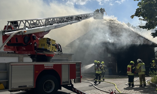 Das Feuer wurde von allen Seiten bekämpft.