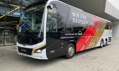 Bus der deutschen Nationalmannschaft auf dem Sommerfest von Der Schmidt.