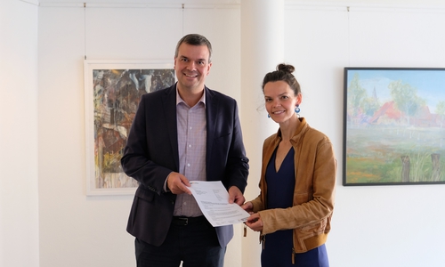 Landrat Dr. Alexander Saipa überreicht den Förderbescheid über 37.500 Euro an die Medizinerin Dr. Kati Mühlhäusler.