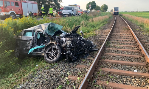 Das Auto wurde durch den Zusammenstoß vollkommen deformiert.