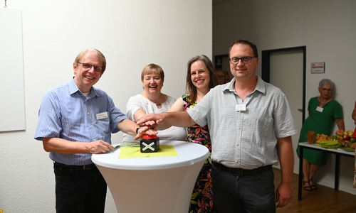 Symbolischer Start der Familien-App. v.l.: Stadtrat Dr. Dirk Härdrich, Nicole Palm, Sandra Sorrentino und Marco Schmitz (Leiter Fachdienst Kinder, Jugend und Familie).