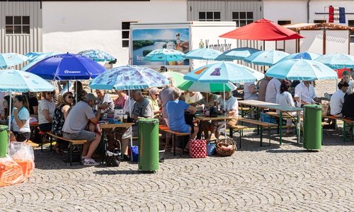 Zum Abschluss des Kultursommers hatte die Bürgerstiftung wieder zum jährlichen Benefiz-Stadtfrühstück im Hof von Schloss Salder eingeladen