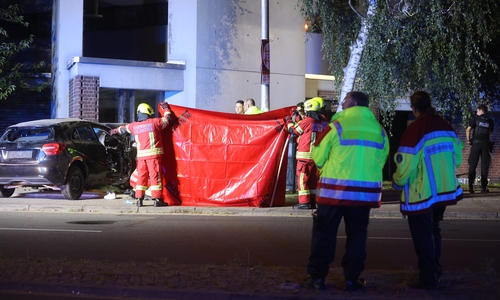 Der Tote wird aus dem Fahrzeug geborgen.