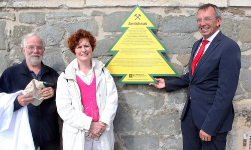 LBEG-Präsident Carsten Mühlenmeier, die Vorsitzende des Oberharzer Geschichts- und Museumsvereins (OGMV), Barbara Diedrich, und Thomas Gundermann, Beauftragter des OGMV für Dennert-Tannen (v.re.), präsentieren die neue Hinweistafel.