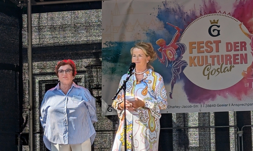 Oberbürgermeisterin Urte Schwerdtner (re.) eröffnet am Samstag zusammen mit der Integrationsbeauftragten der Stadt Goslar, Galina Gerhart (li.), das diesjährige Fest der Kulturen auf dem Jakobikirchhof.