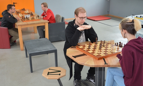 Beim Kurzbesuch an den Brettern aktiv (von links): Gruppenleiter Sven Noormann,  Robin Luca Janert, Maximilian Paland und Luana Hahn. Es fehlte hier Nathalie Plantikow.
