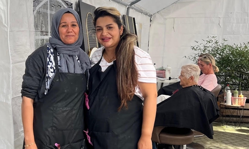 Mitarbeiterin Leyla und Saloninhaberin Pinar (re.) in ihrem Provisorium.