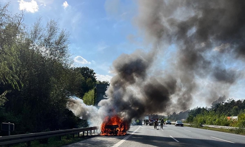 Auf der A2 brannte ein Kleintransporter.