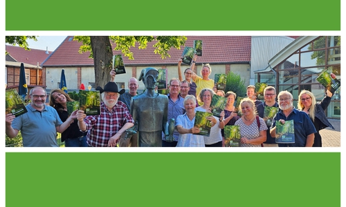 Der Geschäftsführer des Naturparks Elm-Lappwald, Sven Volkers (li.), präsentierte den Beiratsmitgliedern des Naturparks den Naturparkplan 2033.