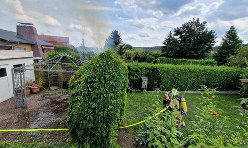 Die Flammen drohten auf das Gartenhaus überzugreifen.