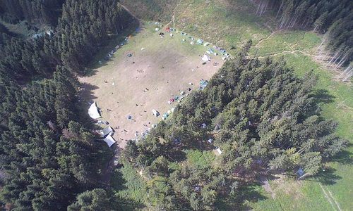 Campende überall im Wald verteilt, Versammlungsplatz leer.