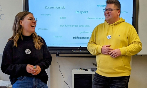 Dana Hansel (l.) und Marek Fink (r.) besprechen in einer Klasse, welche Werte den Schülern besonders wichtig sind, um Spaß in der Schule zu haben.