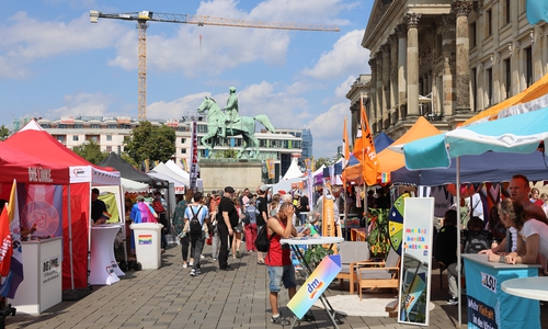 Auf dem Schlossplatz waren Info-Stände aufgebaut.