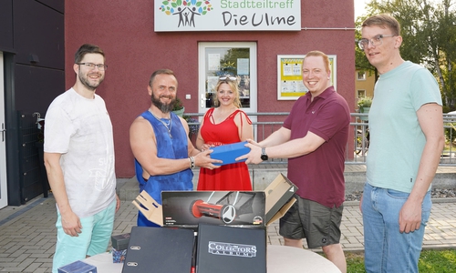 Dennis Lorenz (Cards 'n' Boards Wolfenbüttel e.V.), Sozialpädagoge Chris Brzytwa mit seiner Frau Natascha sowie Yannek Wall und Dennis Reich (Cards 'n' Boards Wolfenbüttel e.V.) bei der Übergabe der neuen Karten.