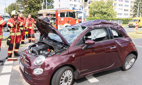 Die Feuerwehr musste das Fahrzeug wieder auf seine Räder stellen. Nach dem Unfall hatte es auf dem Dach gelegen.