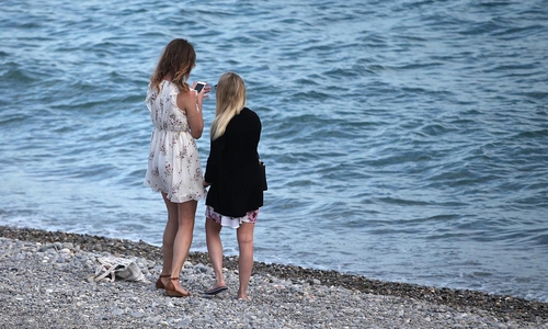 Zwei junge Frauen am Strand