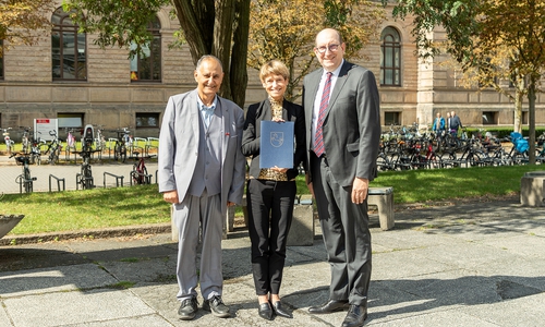 Matthias Wunderling-Weilbier (re.), Staatssekretär im Niedersächsischen Ministerium für Bundes- und Europaangelegenheiten und Regionale Entwicklung, übergab einen Bescheid in Höhe von 456.809,22 Euro an Prof. Angela Ittel, Präsidentin der TU Braunschweig und Prof. Reza Asghari, Leiter des Entrepreneurship Hub.