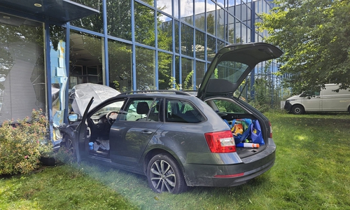 Im Gewerbegebiet Baßgeige kam es gestern zu einem Unfall. Ein Auto war in die Glasfassade eines Bürogebäudes gefahren.