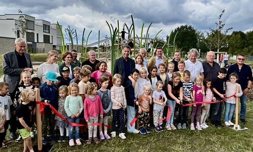 Oberbürgermeister Dennis Weilmann und Stadtbaurat Kai-Uwe Hirschheide eröffneten die neu gestaltete Grünfläche Wiesenanger im Baugebiet Wiesengarten. 