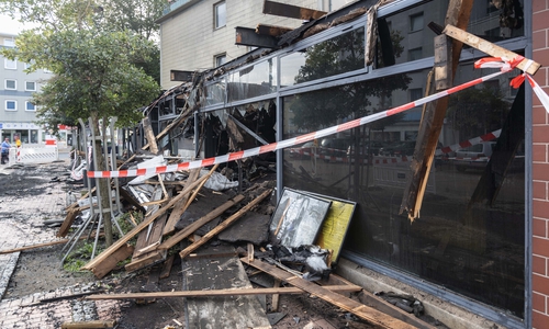 Vor dem Gebäude liegen noch Trümmer des Daches.