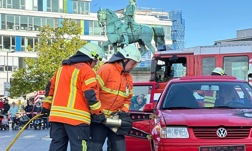 Die Feuerwehr führte eine technische Hilfeleistung an einem Fahrzeug vor.