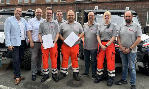 Thomas Wolff von der Braunschweigischen Landessparkasse, Salzgitters Erster Stadtrat Eric Neiseke, Jan Wietbrock, stellvertretender Gruppenführer Allradstaffel, Johanniter-Regionalvorstand Dirk Gähle, Benjamin Retzack, Gruppenführer Allradstaffel, Johanniter-Regionalvorstand Sven Heine, Sarah Pfaffenrath, Sachbearbeiterin im Katastrophenschutz der Johanniter sowie Regionalbereitschaftsführer Sven Kaspersinski (v.l.n.r.) nach der offiziellen Ernennung der Allradstaffel-Leitung.