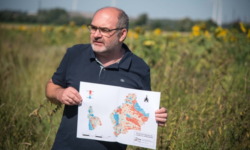 Umweltdezernent Sven Volkers stellte das Projekt Blueing vor.