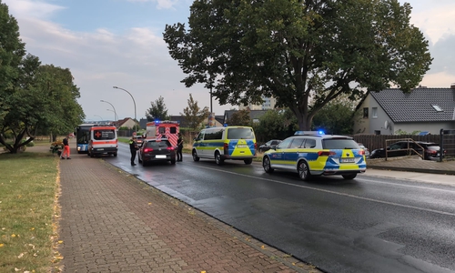 Ein Autofahrer ignorierte die Sperrung und fuhr einfach zur Unfallstelle durch. 