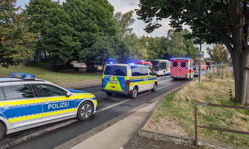 Polizei und Rettungsdienst waren mit etlichen Fahrzeugen vor Ort. 