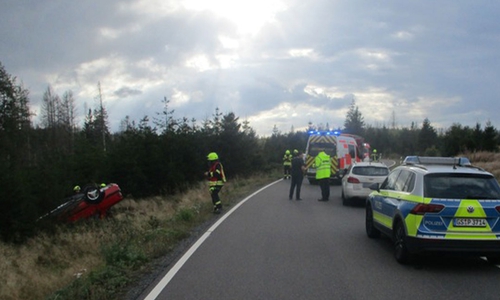 Das Auto landete neben der Strecke auf dem Dach.