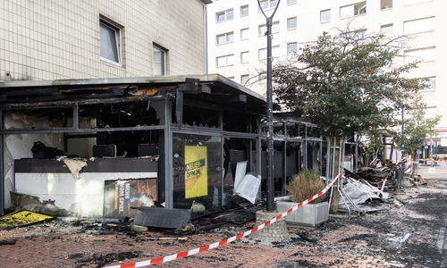 Auch die Straße ist noch voller Asche und Schutt.