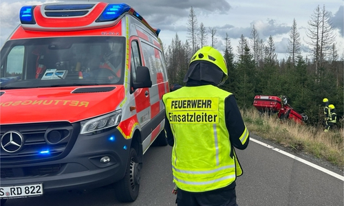 Das zerstörte Auto wird geborgen.