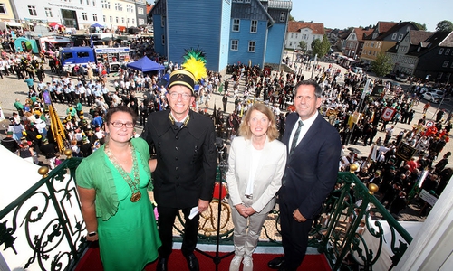 TU-Präsidentin Dr. Sylvia Schattauer, LBEG-Präsident Carsten Mühlenmeier, Bürgermeisterin Petra Emmerich-Kopatsch und Wirtschaftsminister Olaf Lies nehmen die Bergparade vom Balkon des LBEG-Dienstsitzes aus ab.