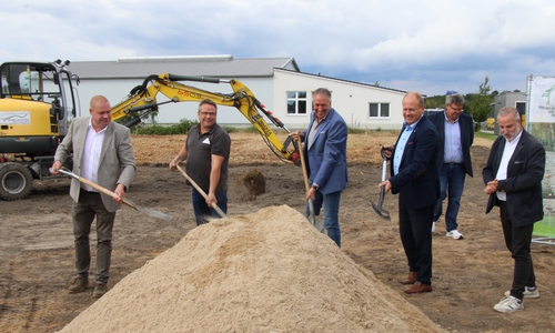 Bürgermeister Wittich Schobert, Stefan Osterkamp (Bau-Team Husmann GmbH), Burghard Täger (Geschäftsbereichsleiter Landkreis Helmstedt), Landrat Gerhard Radeck und Thomas Gröpke, Leiter Rettungsdienst (v. li.).