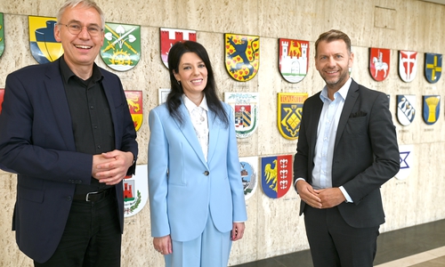 Chiara Fellicelli wurde von Oberbürgermeister Dennis Weilmann (re.) und Erster Stadtrat Kai-Uwe Hirschheide im Rathaus empfangen. 