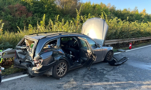 Auch das andere Fahrzeug wurde durch den Unfall stark beschädigt.