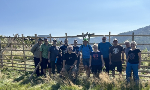 Bei bestem Wetter versammelten sich rund 15 Geocacher aus der Region, um die zuletzt noch offenen Stellen des Zauns zu schließen und so die jungen Pflanzen vor Wildverbiss zu schützen. 