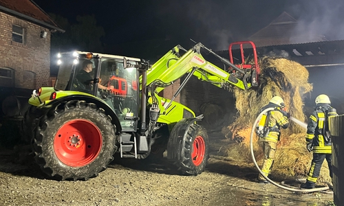 Mittels Trecker wurden die Ballen transportiert.