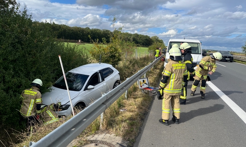 Das Auto war über die Leitplanke geflogen.