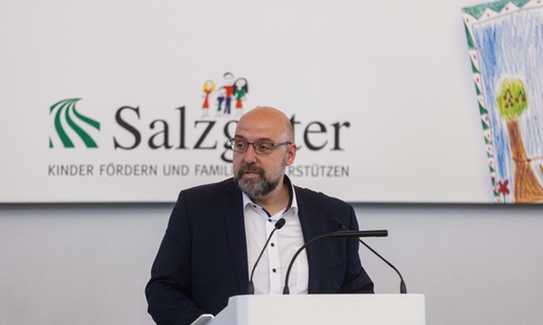 Salzgitters Erster Stadtrat Eric Neiseke trug in der gestrigen Ratssitzung die umfangreiche Antwort der Verwaltung vor