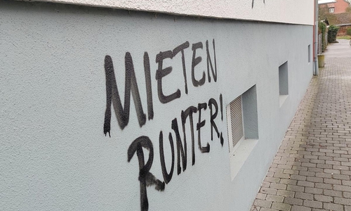 Graffiti mit Schriftzug "Mieten runter" (Archiv)