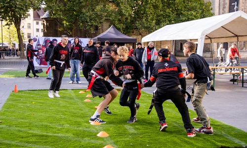 Ausprobieren erwünscht: Auf dem Platz der Deutschen Einheit lud die Baugenossenschaft ›Wiederaufbau‹ eG dazu ein, sich einmal selbst im Football und Cheerleading zu versuchen.