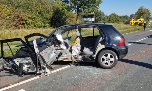 Die Fahrzeuge wurden bei dem Unfall stark beschädigt. Auch eine Rettungshubschrauber musste kommen.