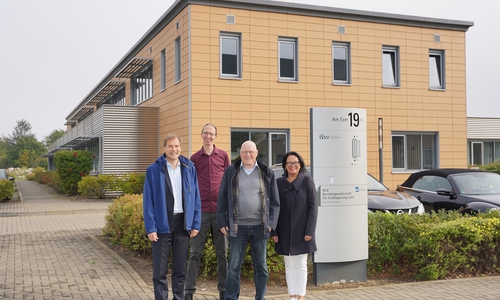 Sie trafen sich vor dem betreffenden Dach am Exer und vereinbarten die Kooperation (von links): Prof.Dr. Holger Brüggemann und Nanno Peters von SONNE e.G. sowie Prof.Dr. Wolf-Rüdiger Umbach und Carola Weitner-Kehl vom Technischen Innovationszentrum Wolfenbüttel (TIW).