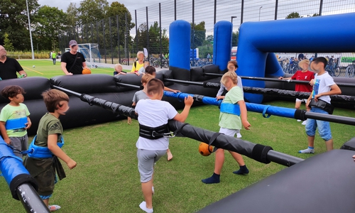 Hier ein Menschenkicker wie es ihn im Juli 2022 beim Fest im Sportpark Meesche gab.